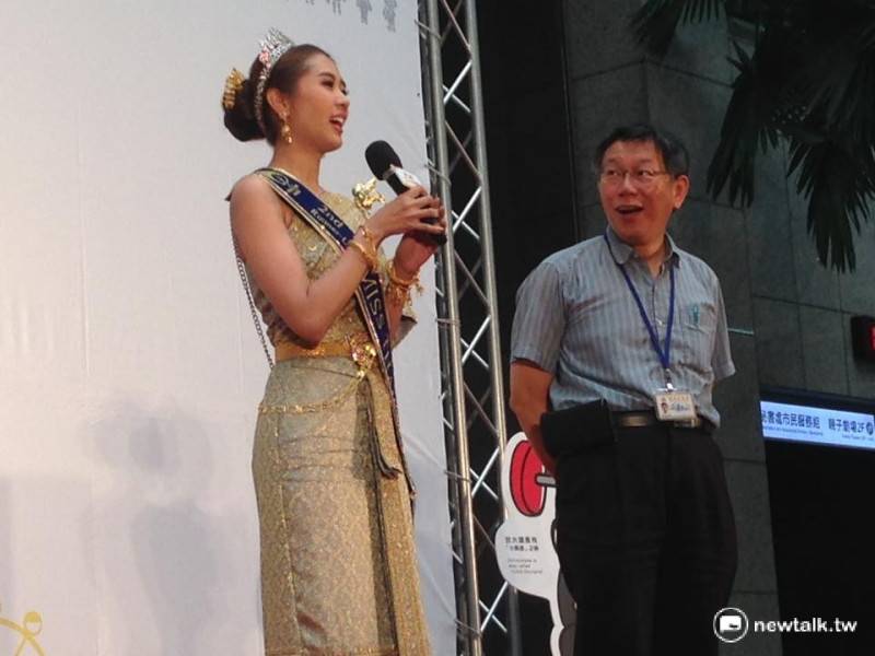 台北市長柯文哲看見前泰國小姐陳泰莉說得一口流利中文，露出驚訝表情。   圖：呂佳峻/攝