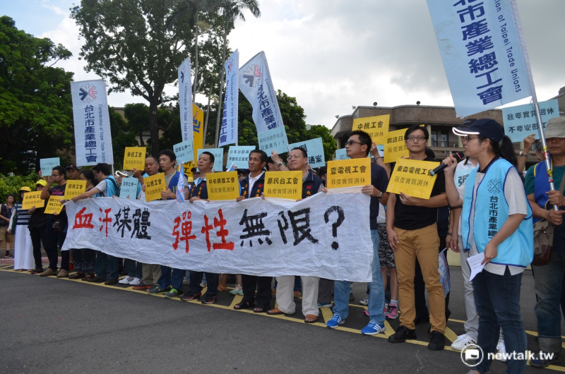 11家媒體工會代表2日上午於行政院外抗議，要求行政院及勞動部履行「7休1」的承諾。   圖：柯昱安/攝