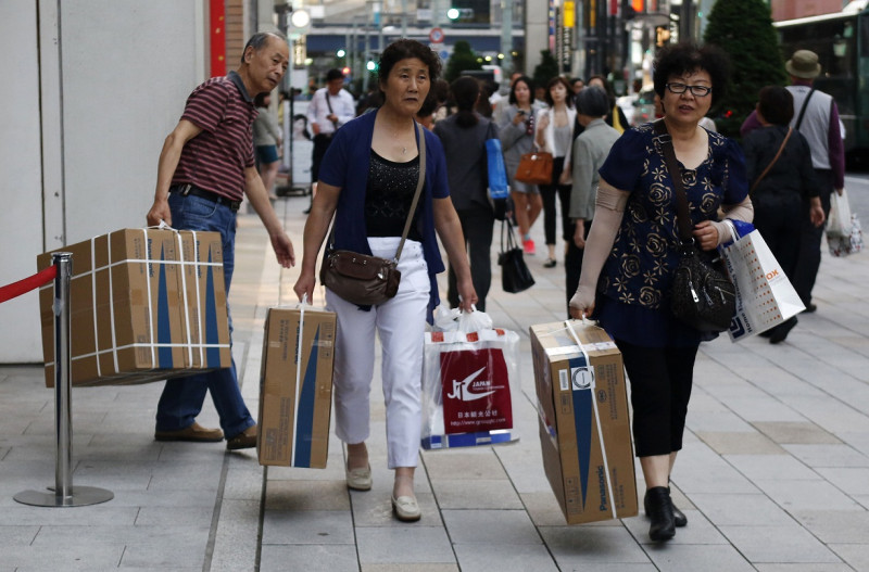 中國人到日本旅遊時，購買日本製的產品。   圖：達志影像/路透社資料照片
