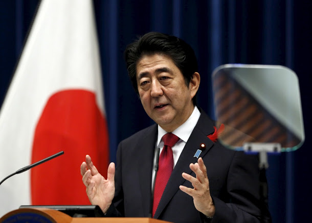 日本首相安倍晉三內閣2日批准28兆日圓振興經濟計畫，安倍晉三再度為了提振日本低迷的經濟，展現奮力一搏的決心。此計畫被稱為「安倍經濟學3.0」。   圖：達志影像/路透社資料照片