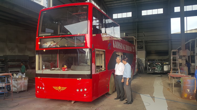 高雄市打造2輛雙層觀光巴士，將在8月採東西向及南北向兩條試營運路線。   圖：高雄市交通局提供