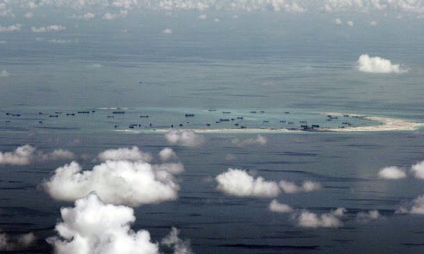 中國不放棄在南海部署軍力，圖為由中國控制的美濟島。   圖：達志影像/美聯社資料照片