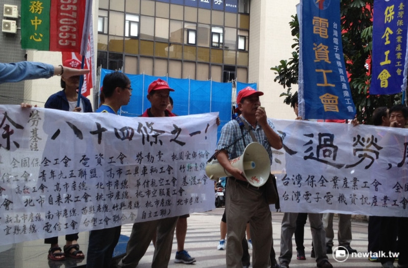 勞工團體3日上午在勞動部前抗議，台灣幾乎成了過勞之島，要求廢止「變相責任制」的《勞基法》84-1條。   圖：周富美/攝