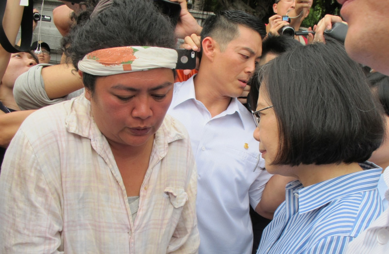 總統蔡英文3日突然前往凱道探視抗議中的原住民歌手巴奈‧庫穗（左）。   圖：林朝億/攝
