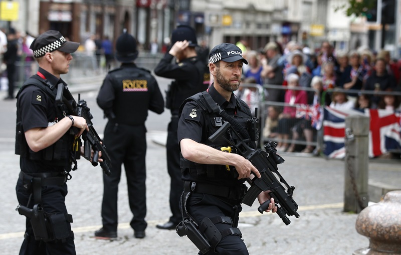 為確保英國首都安全，預防遭到恐怖攻擊，倫敦將有2800名武裝警察在主要的景點和人潮多的地點24小時全天候巡邏。
   圖：達志影像/路透社