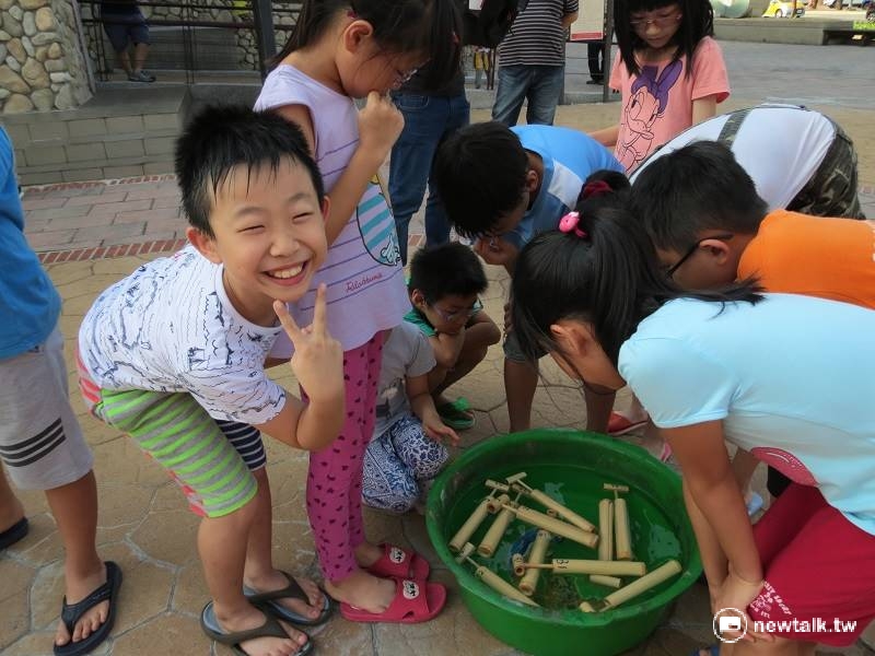 財團法人台北市客家文化基金會舉辦的「童遊客家夏令營」，除了體驗客家文化課程，也讓小朋友認識傳統童玩。   圖：許芷敏/攝