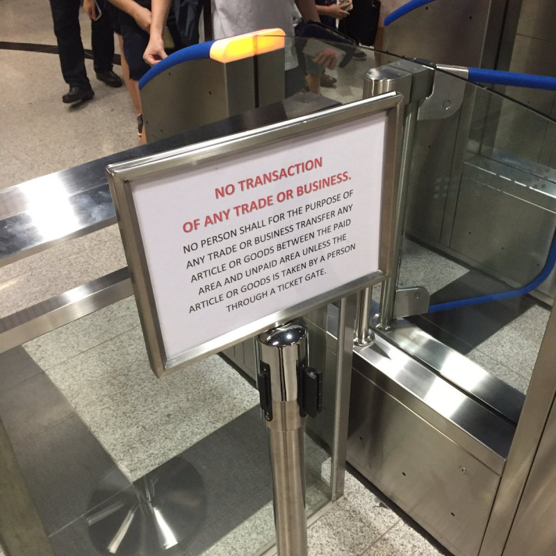 執法嚴格的新加坡明定地鐵站內禁止交易，如遭檢舉或被發現有交易行為，將會被禁止進入地鐵站，或罰款高達新幣2000元。   圖：翻攝自Xavier Lur推特