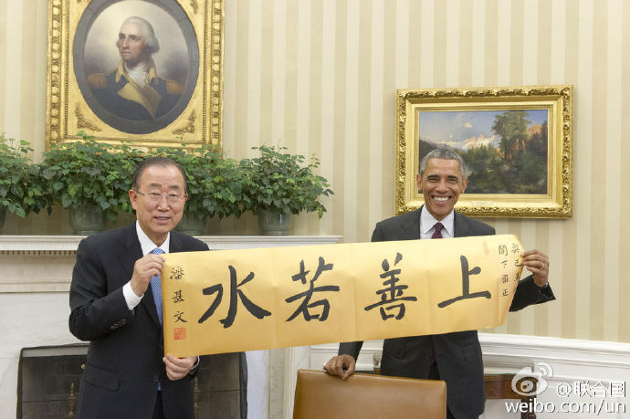 聯合國秘書長潘基文（左）即將卸任，繼任人選備受矚目。圖為8月4日，潘基文送上自己的書法，給美國總統歐巴馬當生日賀禮。   圖：翻攝聯合國微博