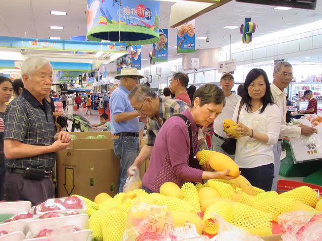 高雄市農業局8月3、4日2天帶著金煌芒果，紅龍果及番石榴前進加拿大多倫多，在Foody Mart試賣，引發購買熱潮。   圖：高雄市政府提供