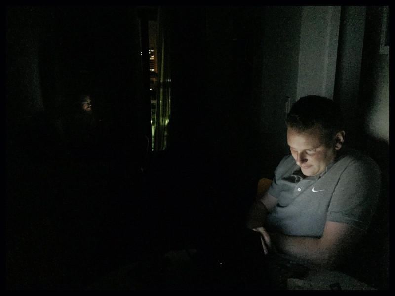 選手村晚上停電，媒體只能在黑暗中瀏覽手機。   圖：翻攝自推特