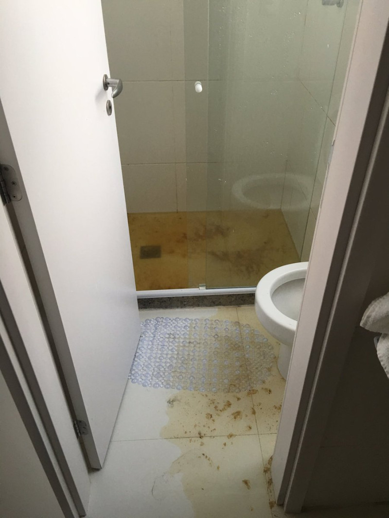 選手村浴廁的管線爆裂，糞水四溢。   圖：翻攝自推特