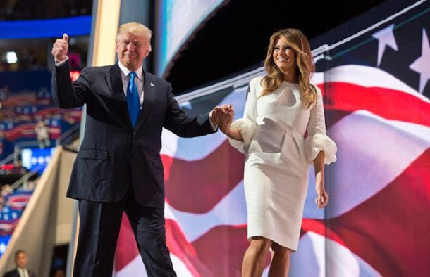 共和黨總統候選人川普之妻梅蘭妮亞（右）早年在紐約當模特兒時可能違反移民法，恐將衝擊到川普的選情。   圖：翻攝Donald Trump臉書