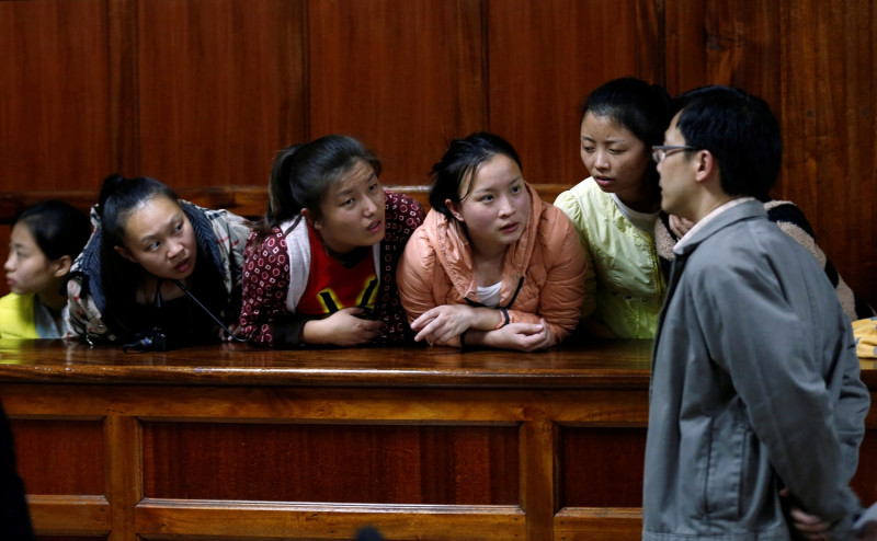 被逮捕的涉嫌電信詐欺的台灣與中國嫌犯5日在肯亞法庭上聆聽翻譯的談話。   圖片來源：路透社/達志影像提供