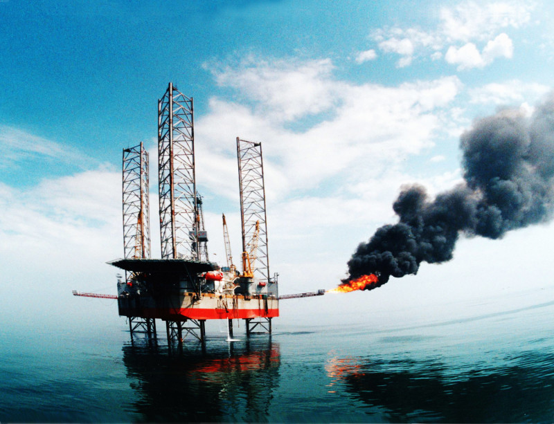根據日媒7日報導，中國在東海油氣田開採設施上安裝能探測水上船舶的雷達，日方表達強烈抗議。   圖：路透社/達志影像提供