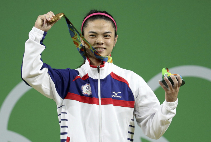 台灣舉重女將許淑淨出賽里約奧運舉重女子53公斤級賽事，奪下我國首面金牌。   圖：達志影像/路透社