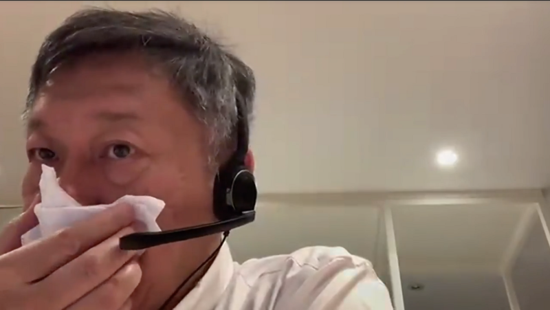 台北市長柯文哲確診後，上午主持防疫會議，不時要拿衛生紙擤鼻涕、咳嗽。   圖：台北市政府 / 提供