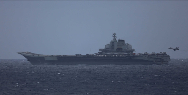 中國解放軍航母「遼寧號(CV-16)」5月1至21日在西太平洋演訓，艦載「殲-15」戰機降落。   圖：翻攝日本防衛省統合幕僚監部官網