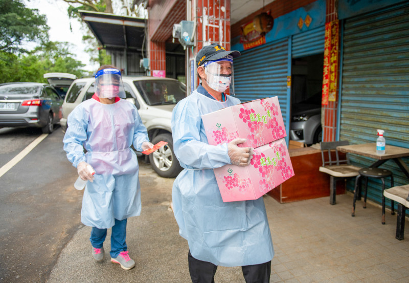 林口區嘉寶里長黃建邦（前）與嘉瑞社區發展協會理事長賴美秀，備好關懷金與生活物資，讓長輩在家安心休養。   圖：林口區公所/提供