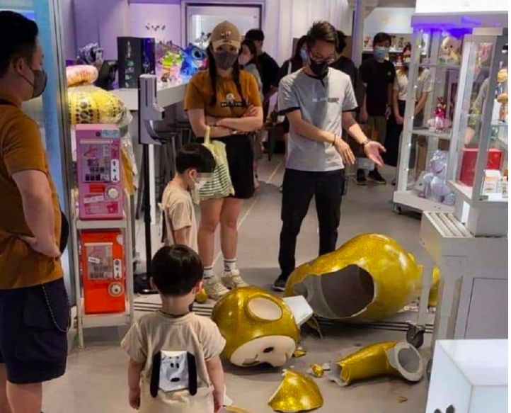 香港一名男童撞倒要價20萬元的天線寶寶。   圖／翻攝爆廢公社