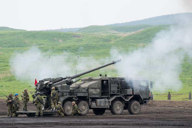 日本陸上自衛隊首度公開最新接裝「19式155公厘輪型自走砲」實彈射擊演訓畫面。   圖：翻攝陸上自衛隊推特