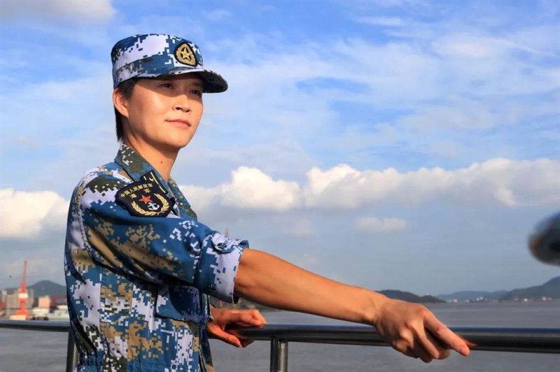 中國首位「海軍女艦長」韋慧曉的經歷遭到中國網友質疑。   圖：翻攝上海書展微信公眾號