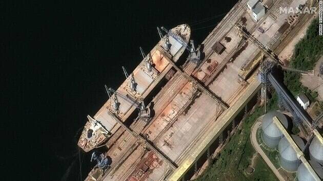 衛星影像顯示，兩艘懸掛俄國旗幟的散貨船看來是在靠港，並裝載據信為竊自烏克蘭的穀物。   圖：翻攝推特