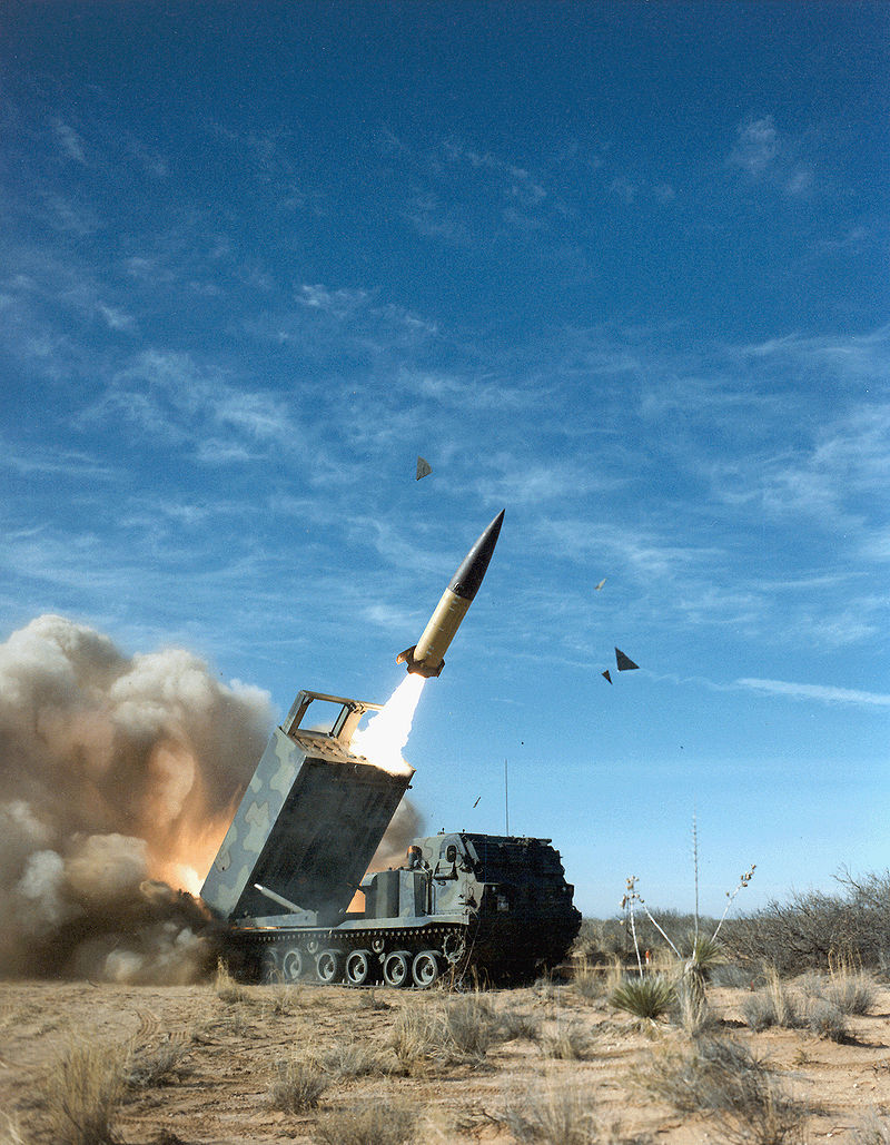 美國陸軍M270多管火箭砲車發射MGM-140陸軍戰術彈道導彈(ATACMS)。   圖：翻攝維基百科/公有領域