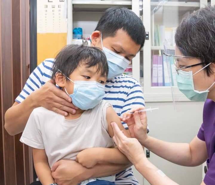 屏東首位施打兒童BNT疫苗的5歲學童。   圖:翻攝潘孟安臉書