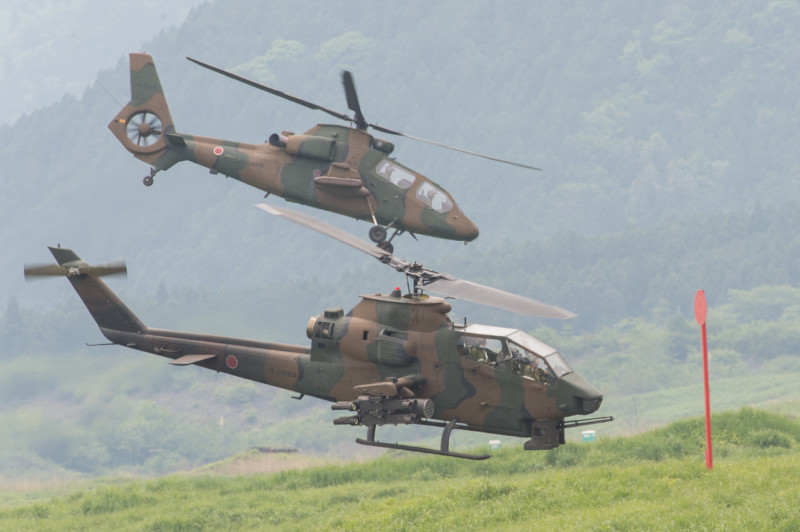 富士重工按授權製造的AH-1S「眼鏡蛇」攻擊直升機(前)及川崎重工生產製造的OH-1「忍者」輕型軍用偵察直升機(後)。 圖：翻攝陸上自衛隊推特
