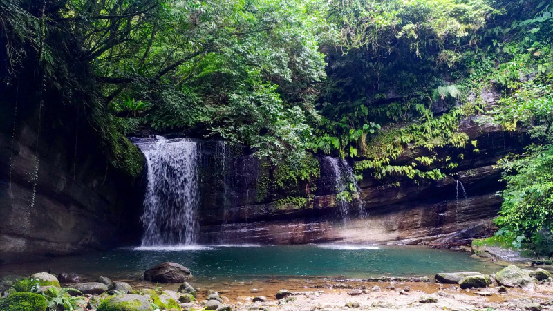望古瀑布清澈的水潭映出宛如寶石般的碧綠色彷如世外桃源。   圖：新北市觀旅局提供