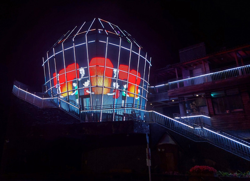 菁桐電子天燈館夜晚LED點燈秀帶遊客遊覽菁桐。   圖：新北市觀旅局提供