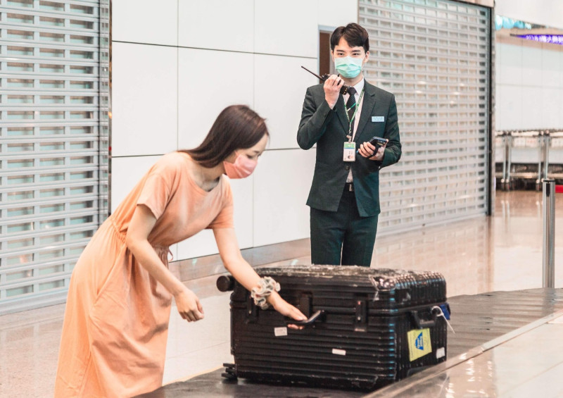 長榮航空6/23起調整行李託運新政策，成為台灣第一家推動全航線計件制的航空公司。   圖：長榮航空／提供