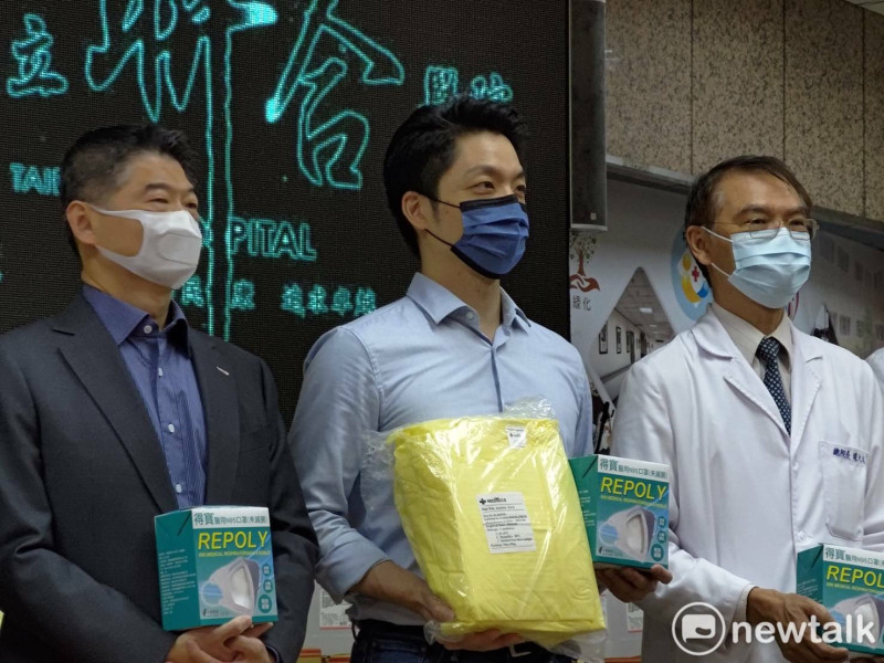 國民黨立委蔣萬安赴聯合醫院捐贈物資給醫護。   圖：黃建豪/攝