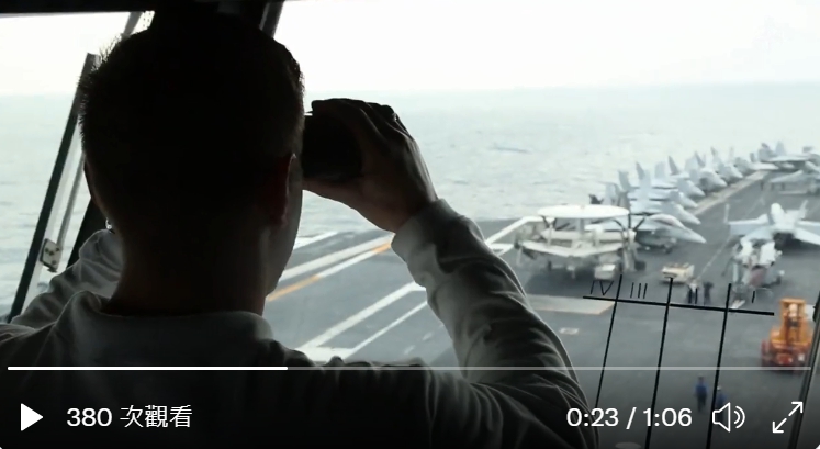 一名指揮官在航空母艦艦橋上觀察北約Neptune Shield 2022 海王星盾演習。   圖 : 推特影片截圖