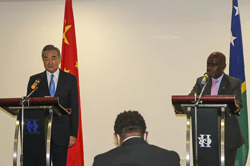 中國外交部長王毅（左）與索羅門群島外交部長馬內列（Jeremiah Manele）在索羅門群島霍尼亞拉舉行聯合新聞發布會。而王毅此次的南太平洋島國參訪之旅，讓人們越來越擔心北京在該地區的軍事和金融野心。   圖：達志影像/美聯社