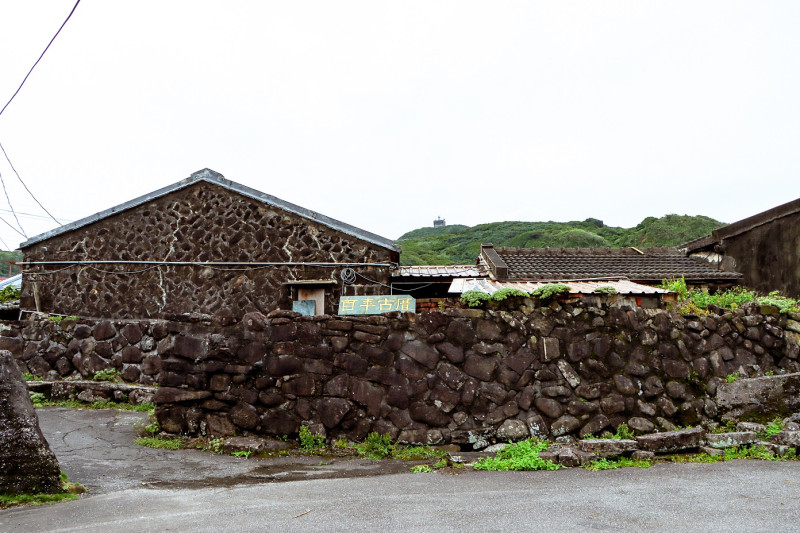 來到卯澳漁村欣賞百年石頭屋，是不能錯過的獨家美拍景點。   圖：新北市觀旅局提供