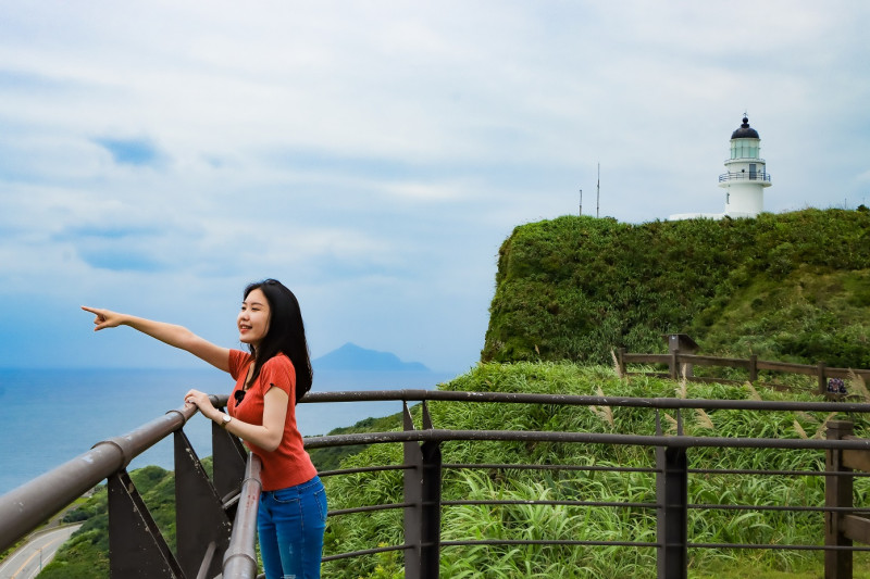 今夏就來到台灣極東之點－貢寮三貂角，在希臘白的燈塔下俯瞰太平洋。   圖：新北市觀旅局提供