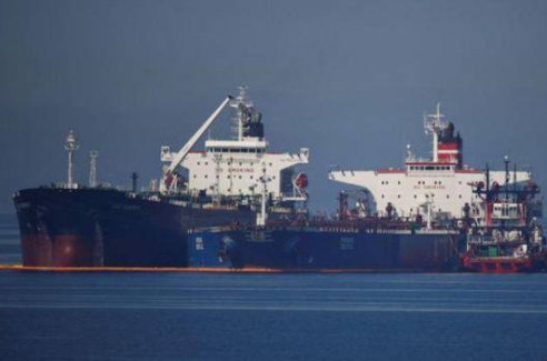 希臘代美國扣押了一艘由俄羅斯人運營，裝載伊朗石油的Lana號油輪，並將石油轉運至美國。 圖 : 翻攝自新浪網