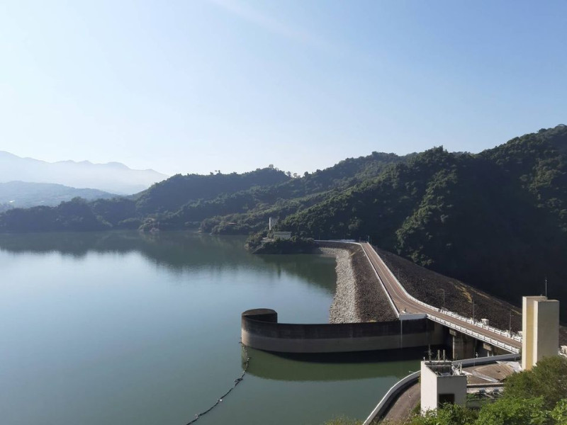 由於梅雨鋒面降雨挹注，台南3大水庫蓄水量總計增加逾2000萬噸（曾文水庫資料照）。   圖：擷取自南水局臉書「粼波南水」