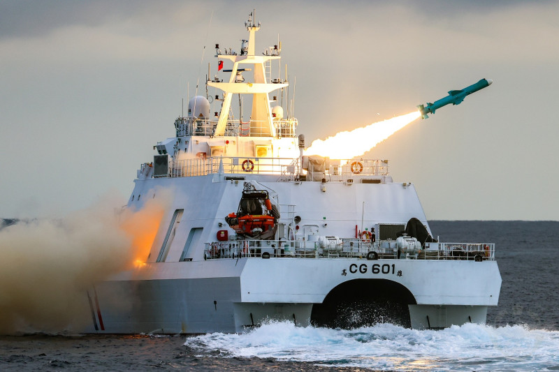 海巡署安平艦發射雄風二型飛彈驗證「平戰轉換」機制。   圖：國防部提供