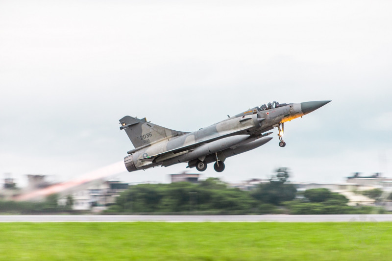 空軍第二聯隊幻象戰機搭載雲母飛彈執行射擊任務。   圖：國防部提供