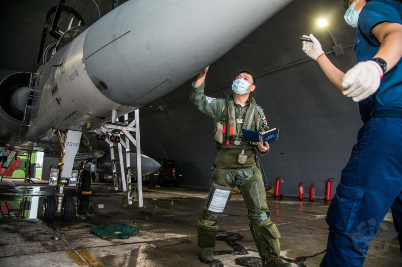 空軍第二聯隊幻象戰機空地勤人員起飛前執行360度檢查。   圖：國防部提供