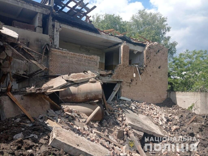 俄羅斯軍隊猛攻烏克蘭東部，戰略重鎮利曼據信已失守。圖為28日頓內茨克地區遭砲擊。   圖：取自facebook.com/UA.National.Police（資料照）