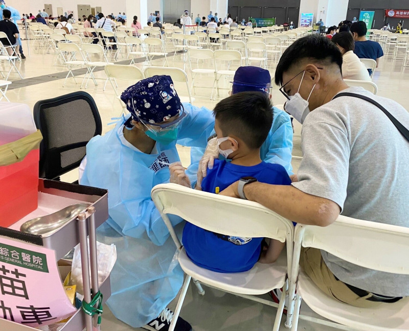 據專家分析，在台灣新冠發生兒童腦炎發生率大約萬分之1。（圖為家長帶小孩打疫苗示意）   圖：高雄市教育局提供