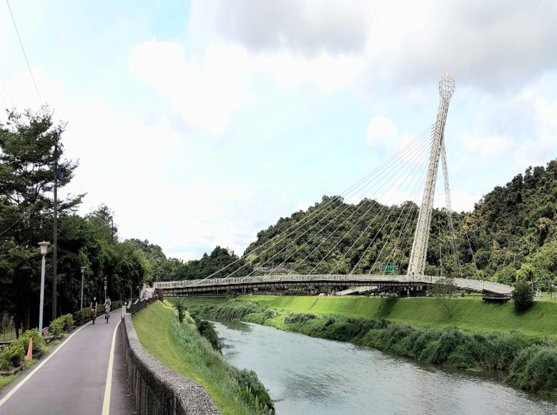 基隆河自行車道耀眼的地標-星光橋。   圖：新北市水利局提供