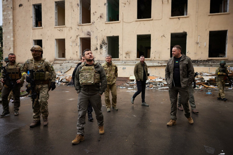 烏克蘭總統澤連斯基（左三）深入戰事前線，視察飽受戰火摧殘的第二大城哈爾科夫。   圖：翻攝自澤連斯基臉書