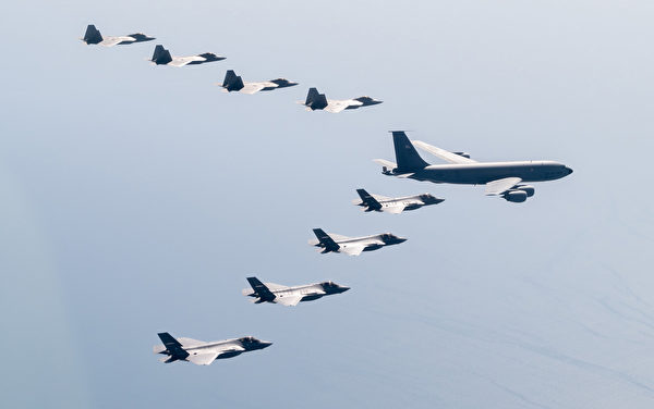 美國空軍F-22猛禽戰鬥機和日本航空自衛隊F-35A閃電 II 戰機與KC-135加油機在日本岩國基地上空一起飛行。   圖 : 翻攝自美國空軍(資料照)