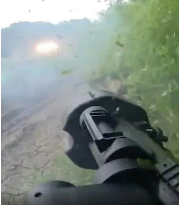 本·格蘭特所在小隊用火箭筒攻擊俄軍。   圖 : 烏克蘭國際志願軍/提供