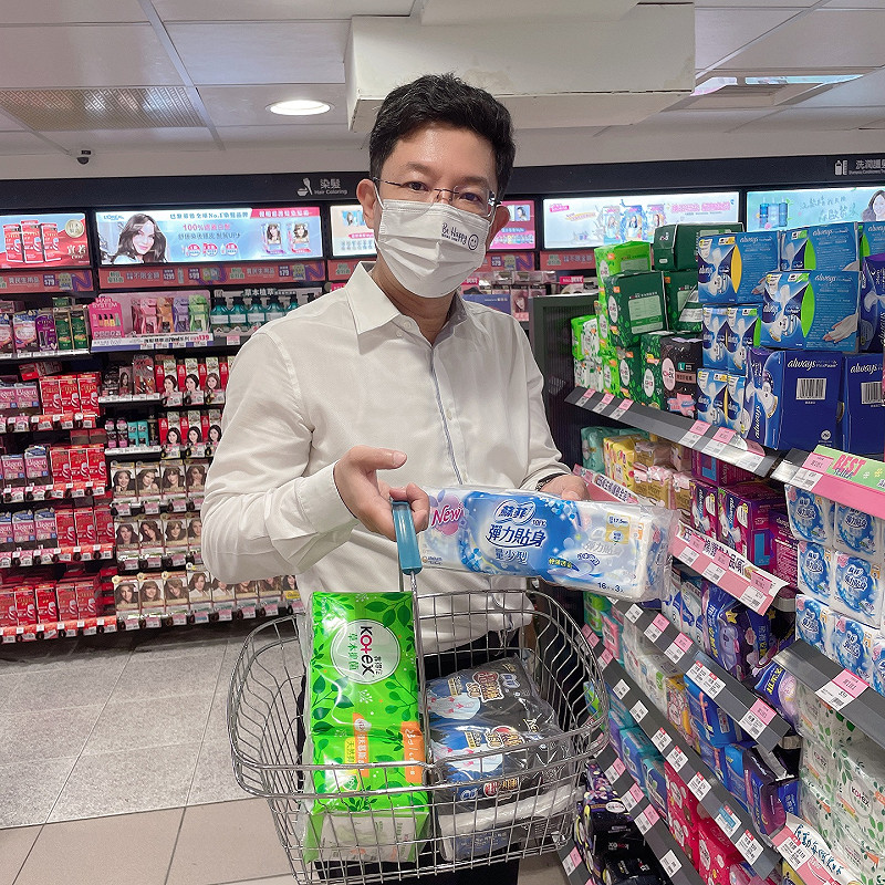 金瑞龍認為，新北市除了提供生理用品外，學校的教育也很重要，學校可以不定期舉辦生理講座，老師也應該在課堂上教導正確的月經觀念，讓男女生都能了解月經的意義。   圖：金瑞龍辦公室提供