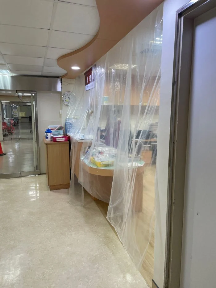 高雄市立民生醫院遭院內護理師爆料，護理站與病房僅用未密封的塑膠布隔開。   圖:翻攝自Dcard